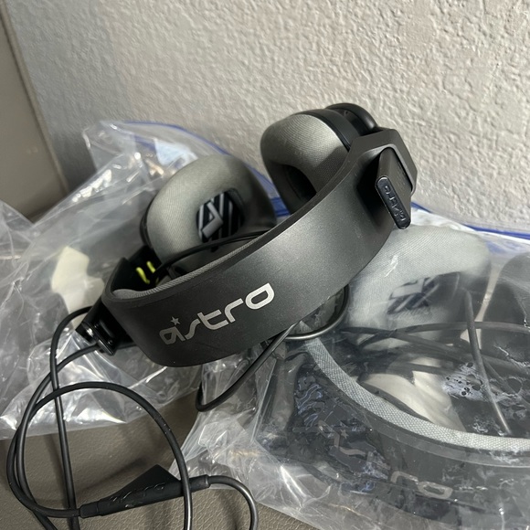 Astro A10 Gen 2 Wired Over ear gaming headset PS5 - Picture 3 of 5